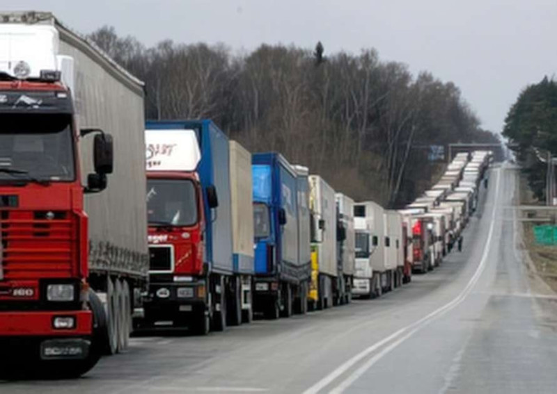 在波蘭與白俄羅斯邊境處，由於被歐盟勒令限期離境，而聚集了俄羅斯與白俄羅斯的卡車欲離開歐盟境內，車隊大排 80 公里。   圖：翻攝自@lesiavasylenko推特