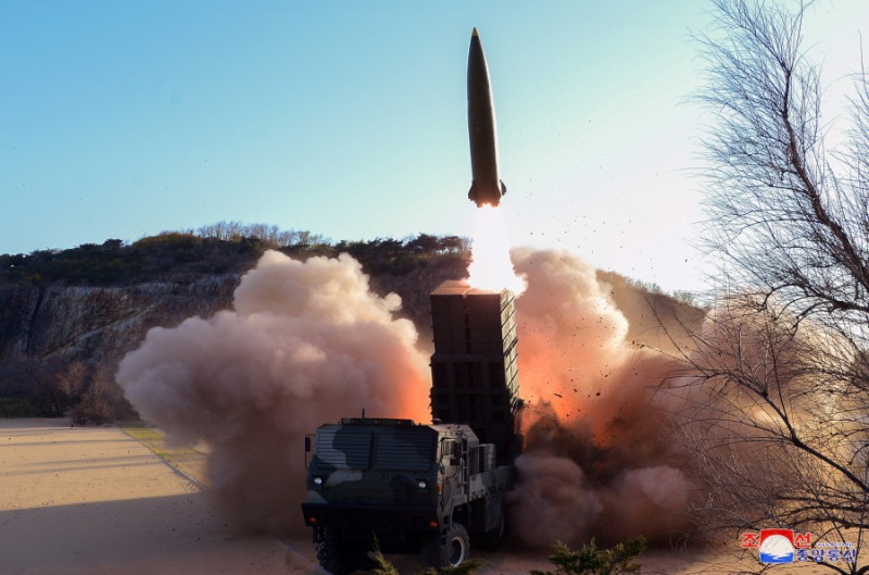 4月16日北韓發射新型戰術導彈。   圖：翻攝北韓朝中社（資料照）