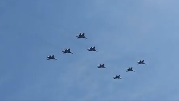俄國空軍進行5月9日「勝利日」閱兵的飛行彩排訓練，還派出戰機刻意在空中排出「Z」字形，示威意味相當濃厚。 圖：翻攝 Ukraine War SitRep推特
