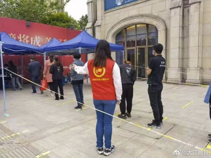 安徽省蕪湖市當局宣布 17 日凌晨 4 時起，全域實施靜態管理，居民抱怨菜價高漲，超市架上遭橫掃一空。   圖：翻攝自《大江晚報》