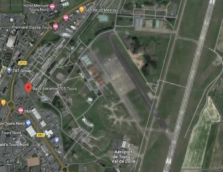 Google 地圖對法國空軍的 705 空軍基地進行圖元化處理。   圖 : 翻攝自Google Map