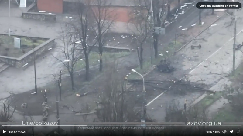 圖（左下），可以看到烏克蘭亞速營士兵，在樹林的掩護下緩步向前推進，執行伏擊任務。   圖：擷取自亞速營（Azov）推特