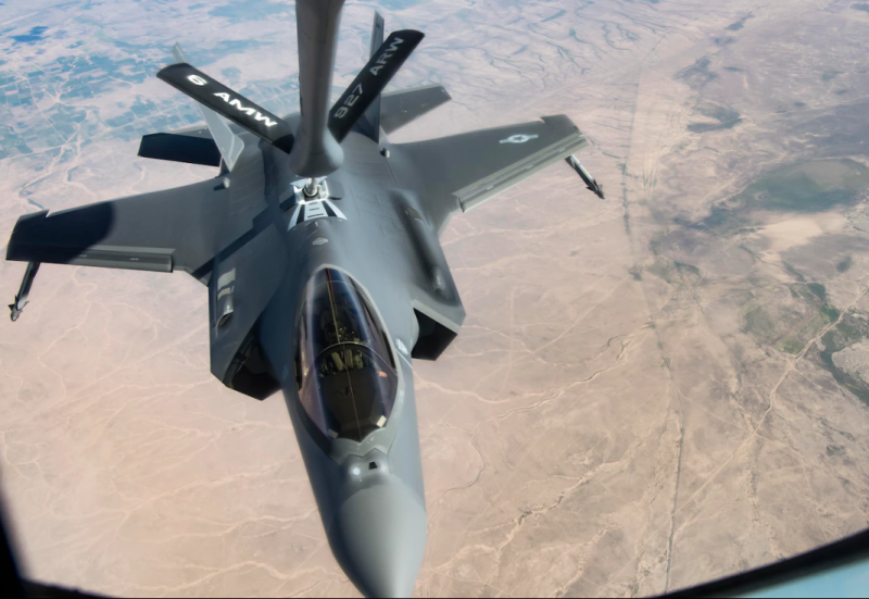  F-35 進行空中加油。   圖：翻攝自美國國防部官網