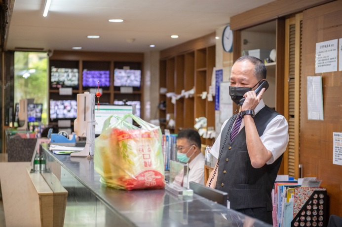 林口童話世紀社區管理中心經理李晋輝表示住戶若有需求皆可透過室內對講機與管理中心聯繫。   圖：林口區公所提供