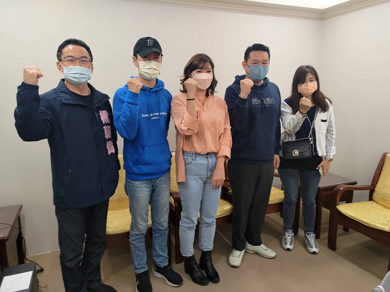 國民黨桃園市黨部公布八德區議員民調結果，左至右分別為楊朝偉、賴立竹、張碩芬、古俊庭及趙宏勳代理人。   圖：國民黨桃園市黨部/提供