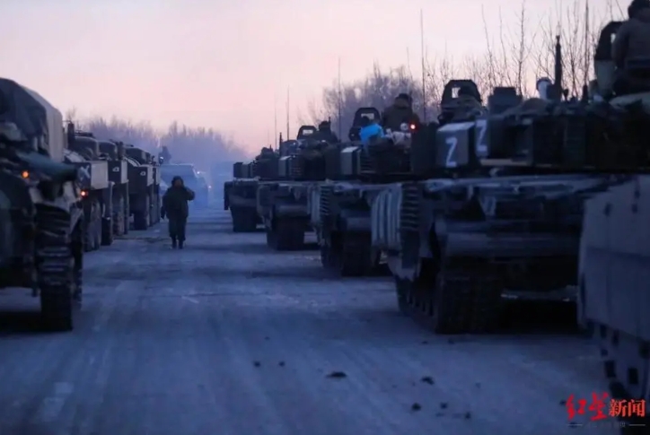 俄軍成排坦克大舉進犯烏克蘭東部。   圖 : 翻攝自紅星新聞