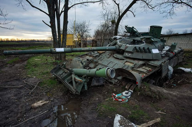 遭烏克蘭軍隊摧毀的俄軍坦克。   圖：翻攝臉書（資料照）