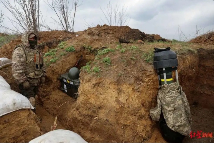烏克蘭軍隊挖戰壕防守俄軍攻擊。(圖右為標槍飛彈發射筒)。 圖 : 翻攝自紅星新聞