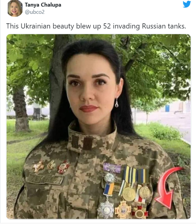 近日，一名女子身穿軍裝、佩戴烏克蘭勳章的照片在網路瘋傳，照片的標題為「烏克蘭女子一人炸毀52台俄軍坦克」。   圖：翻攝自推特