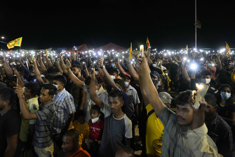 斯里蘭卡抗議群眾舉起手機照亮夜空，譴責警察的開槍暴力事件。   圖：達志影像／美聯社