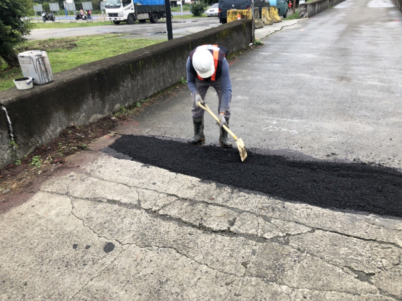 進行鋪面修復中。   圖：新北市水利局提供