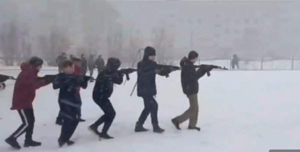 今年3月底，Novocheboksary 理工學院10年級學生參加射擊訓練營，每位學生都要拿起槍進行演練。   圖：翻攝自VKontakte
