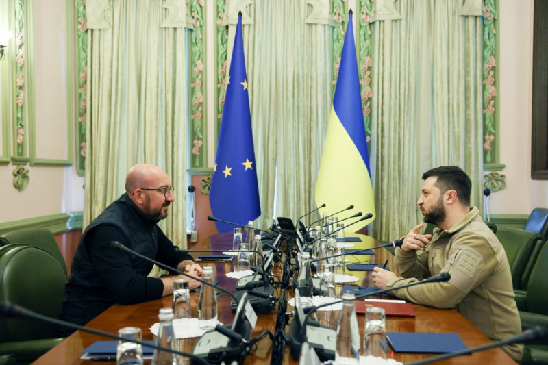 歐洲理事會主席米歇爾（左）20日突然訪問烏克蘭，會見烏國總統澤連斯基，雙方討論對俄羅斯的制裁、國防，以及對烏克蘭的財政支援。   圖：翻攝自米歇爾推特