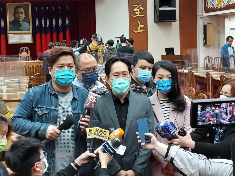 台灣民眾黨團表示，遺憾看見本次修法程序倉促。   圖：陳佩君／攝