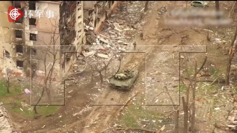 俄軍坦克深入圍攻烏克蘭馬里烏波爾「亞速營」大樓，炮轟最後幾座防禦工事。   圖：擷取自騰訊網