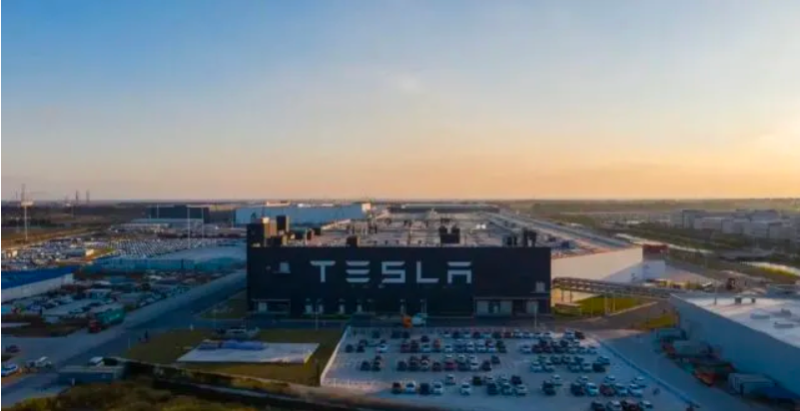 美國電動車大廠特斯拉已計畫在上海超級工廠附近，另建一座新工廠。新廠預計年產能為45萬輛，將提升特斯拉在上海的總產能至每年100萬輛。   翻攝自：騰訊網