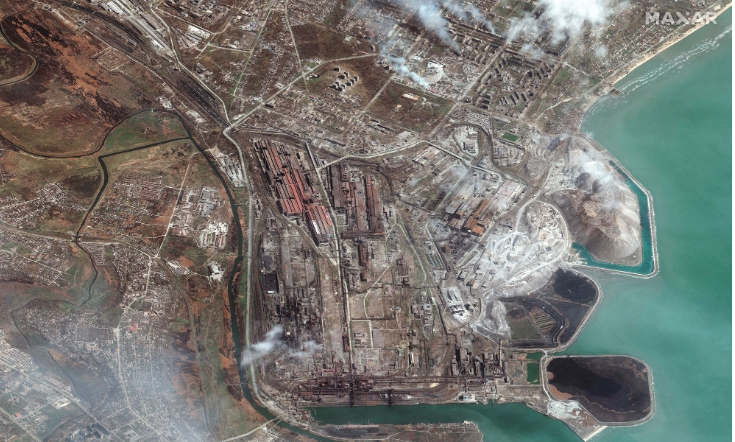 亞速鋼鐵廠（Azovstal steel factory）是烏克蘭守住馬里烏波爾的最後據點，附近已呈一片焦土。   圖 : 翻攝自MAXAR