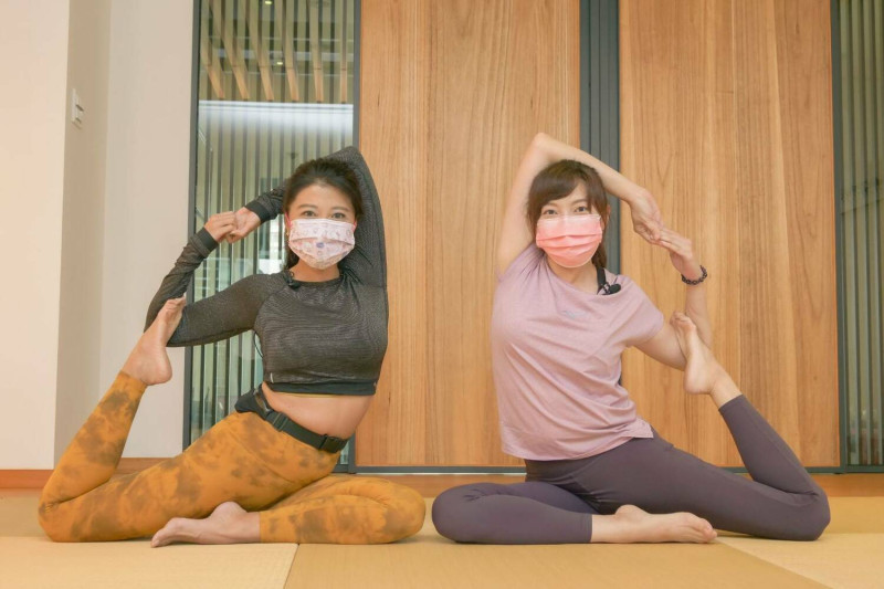 林楚茵（左）與陳乃瑜一起做瑜伽。   圖：陳乃瑜競選辦公室提供