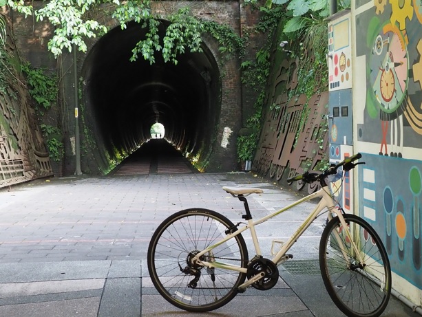 五堵舊隧道是基隆河自行車道探訪必經之景點。   圖：新北市水利局/提供
