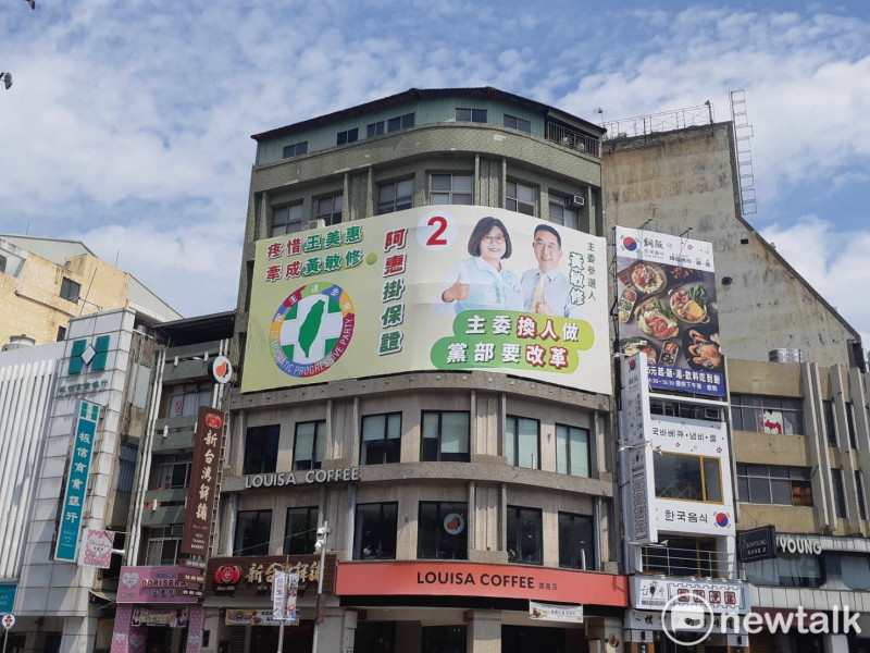 黃敏修競選民進黨嘉義市黨部主委的競選看板，掛在新台灣餅舖牆面。   圖：蔡坤龍/攝