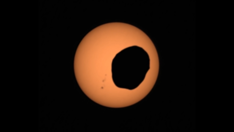 美國宇航局NASA昨日在YouTube上發布一個影片，內容是由毅力號火星車搭載的Mastcam-Z相機所拍攝的40秒日食畫面。   圖：翻攝自NASA YouTube