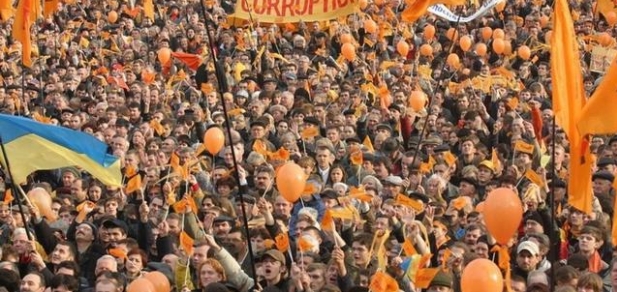 橙色革命期間，烏克蘭民眾走上街頭。   圖 : 翻攝自KKNews