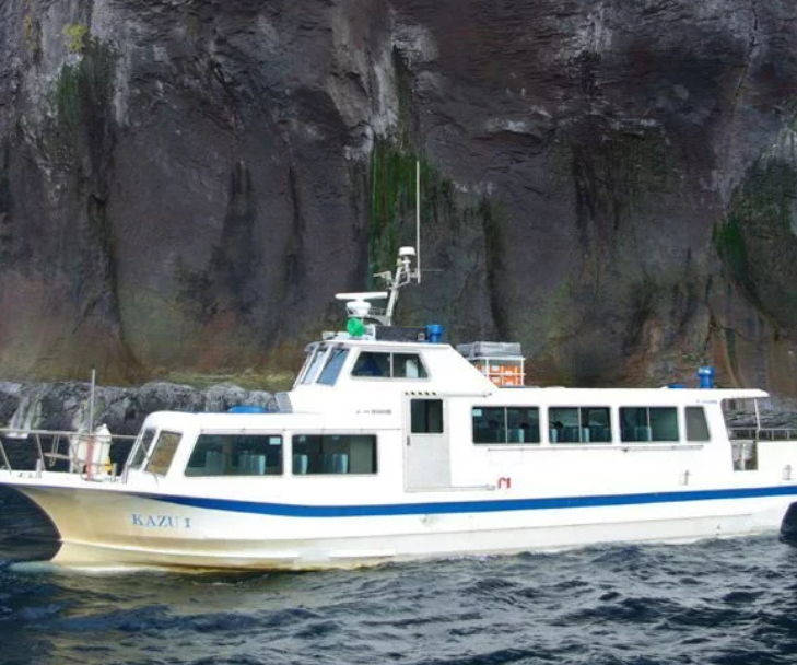 日本海上保安廳指出，一艘載著26人的日本觀光船KAZU 1當地時間23日下午1時15分，在北海道東北部知床半島近海沉船，船上26人生死不明。   圖：翻攝自推特