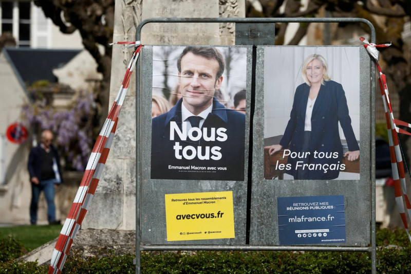 勒龐 (Marine le Pen) 和現任法國總統馬克宏（Emmanuel Macron）的官方競選海報展示在內斯勒拉瓦萊厄（Nesles-la-Vallee ）的官方廣告牌上。   圖：達志影像/路透社