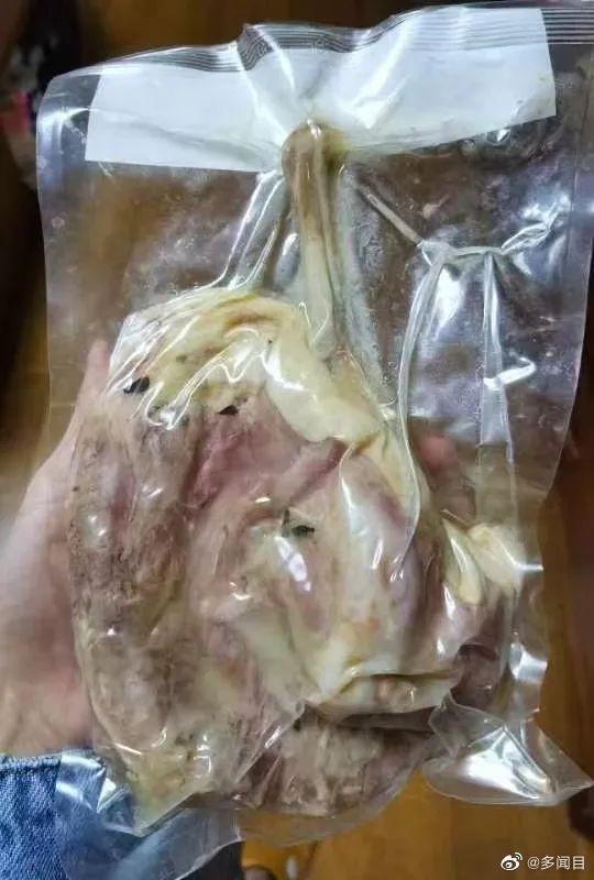 上海封城，居民領物資拿到腐爛鴨肉。   圖：翻攝自中國經濟周刊