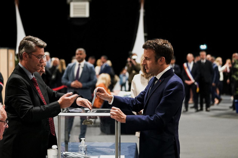 法國總統馬克宏（前排右）24日投下神聖的一票，此次總統大選二輪投票，他被預測拿下58%選票，可望成功連任。   圖：翻攝自馬克宏臉書