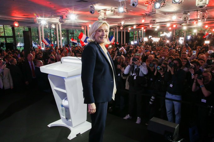 根據預測，法國極右翼領人勒龐（中）雖然未能在總統大選二輪投票獲勝，但支持度明顯比5年前大增約8個百分點。   圖：翻攝自勒龐推特