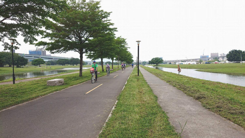 大都會公園自行車道造型豐富，有的筆直、有的隨河道蜿蜒曲折，提供車友多樣選擇。   圖：新北市水利局提供