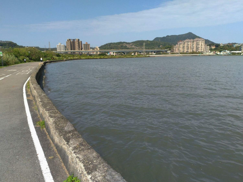 成蘆橋附近的堤岸，河面遼闊，還能遠眺觀音山美景。   圖：新北市水利局提供