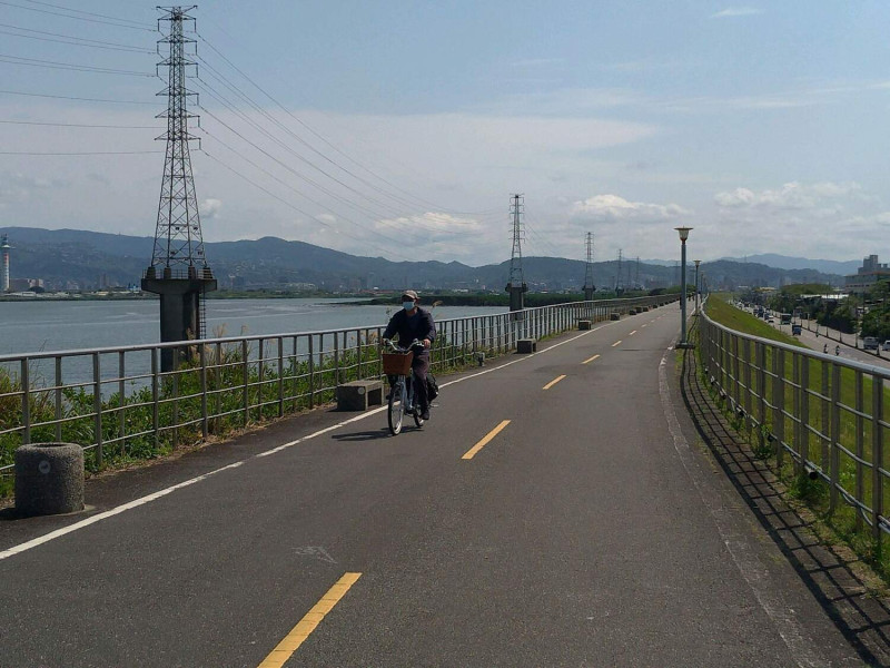 位於蘆洲的長堤上，倚憑淡水河遠眺大屯山系美景。   圖：新北市水利局提供