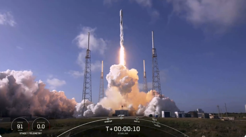 Space X於上週四宣佈與美國國內航空JSX合作，將在100架飛機中安裝星鏈，未來將免費提供乘客使用。(圖為Space X發射星鏈衛星)   圖：截自Starlink推特