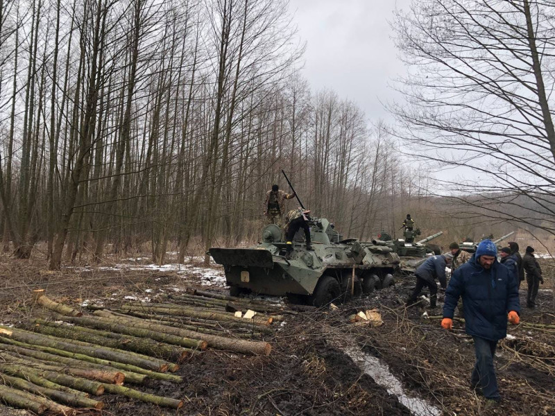 俄軍入侵時間恰好碰上烏克蘭境內土地泥濘時節，導致坦克行軍出現問題，必須墊木材鋪上地面才能前進，後勤也無法追上。   圖：翻攝自@oryxspioenkop推特