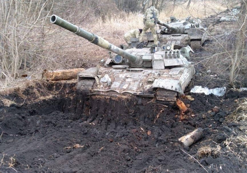 俄軍坦克卡在泥濘的道路上。   圖：翻攝自烏克蘭外籍志願軍多尼克（Roman Donik）臉書
