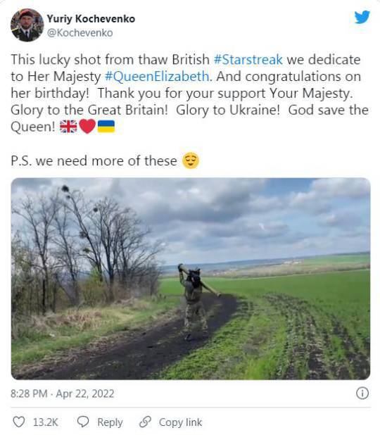 烏軍第95空降旅軍官尤里·科切文科在推特發文替英國女王伊麗莎白二世（Elizabeth II）祝壽。   圖：翻攝自推特