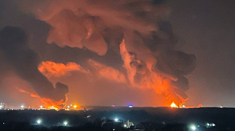 俄烏邊境城市布揚斯克市儲油設施發生大火，傳有爆炸聲響傳出。   圖：翻攝 Katherine Hersch推特