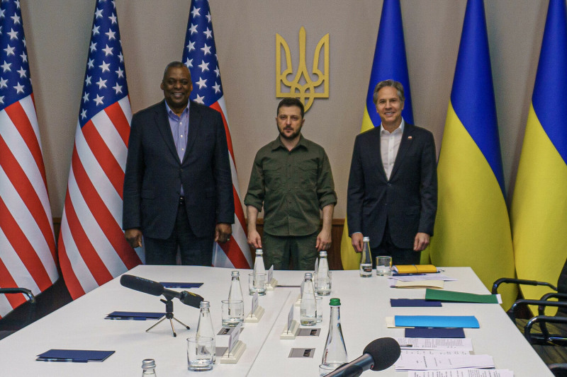 美國國務卿布林肯(右)與國防部長奧斯汀(左)訪問烏克蘭首都基輔，與烏國總統澤連斯基(中)會面。   圖：取自美國國務院官網（Public Domain）