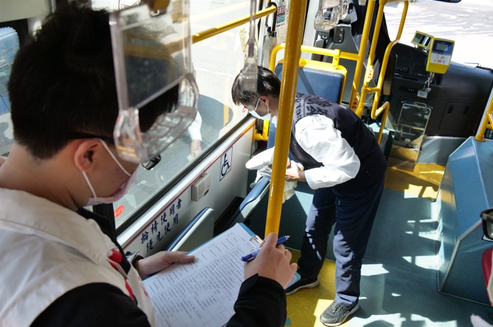 公車評鑑車輛安全設施檢查。   圖：新北市交通局提供