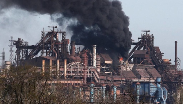 烏克蘭媒體報導，俄軍連續空襲馬里烏波爾的亞速鋼鐵廠。   圖：翻攝亞速團Telegram