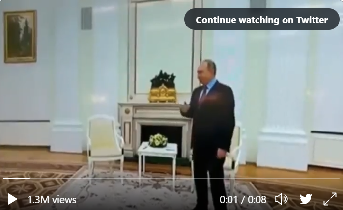 2月18日普丁在克里姆林宮接見白俄羅斯總統盧卡申科時，右手突然猛烈抖動，隨即把手伸進身體緩解。   圖：擷取自推特@visegrad24