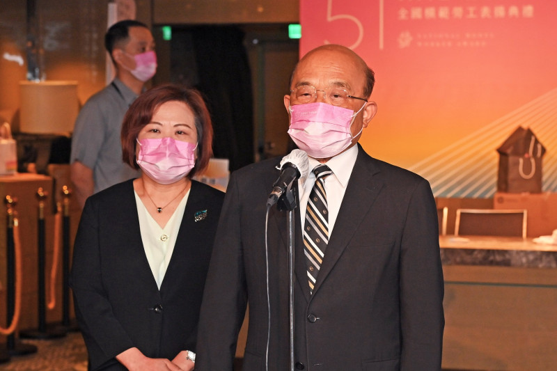 行政院長蘇貞昌和勞動部長許銘春。（資料照片）   圖：行政院提供