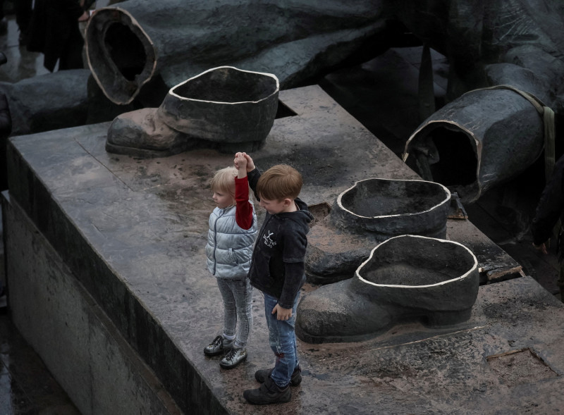 豎立工人雕像的俄烏友誼紀念碑被拆除，只剩雕像的雙腳在底座上。   圖：達志影像／路透社（資料照）