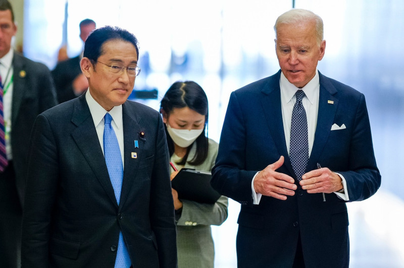 美國總統拜登（前排右起）今年3月在比利時會見日本首相岸田文雄，訂下訪問日本約定，如今將在5月下旬成行。   圖：翻攝自美國白宮臉書