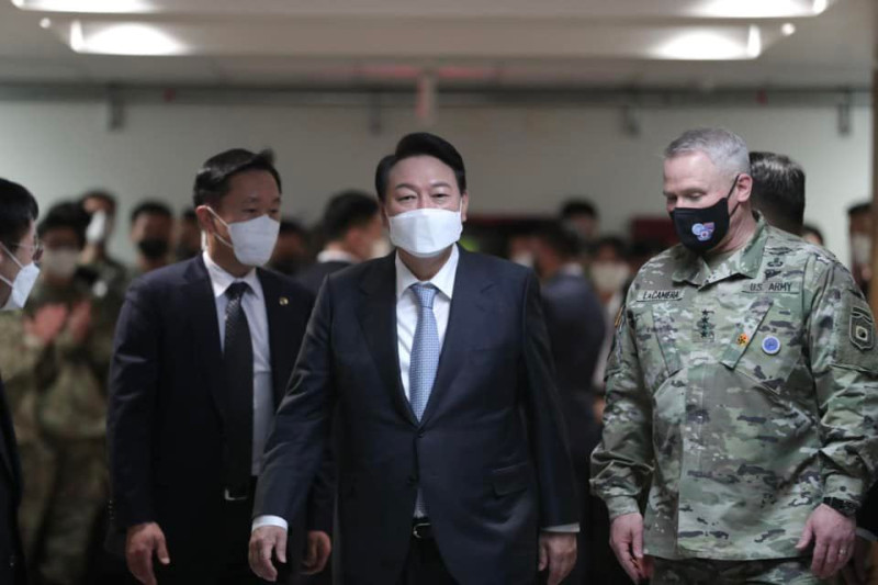 南韓新任總統尹錫悅於 9 日晚間接管軍隊統帥權，正式開啟總統任期。   圖：翻攝自尹錫悅臉書