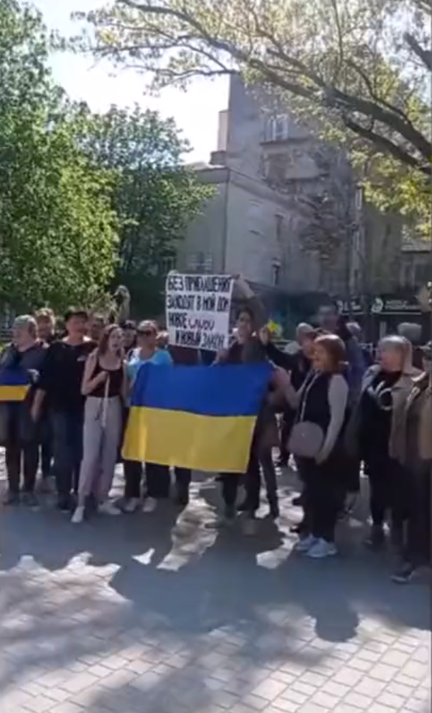 烏克蘭南部城市赫爾松被俄軍掌控，俄羅斯27日舉辦假公投，引起民眾上街抗議。   圖 : 翻攝自推特