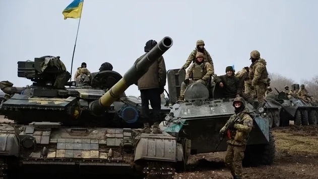 烏克蘭合成兵種團步兵坐在坦克車上。 圖 : 翻攝自騰訊網