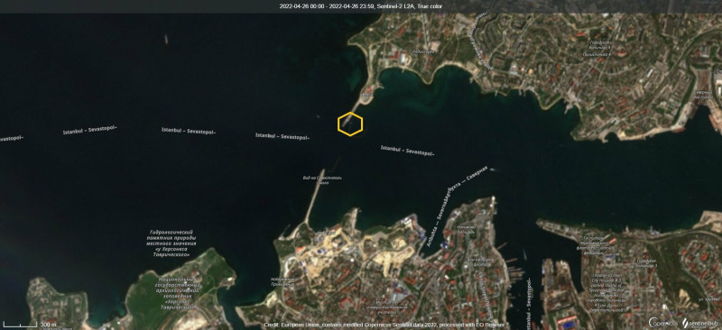 美國潛艦專家薩頓在塞瓦斯托波爾港的衛星照片上發現，港口堤岸內有2個被稱為「dolphin pens」的海豚圍欄。   圖：翻攝H I Sutton推特
